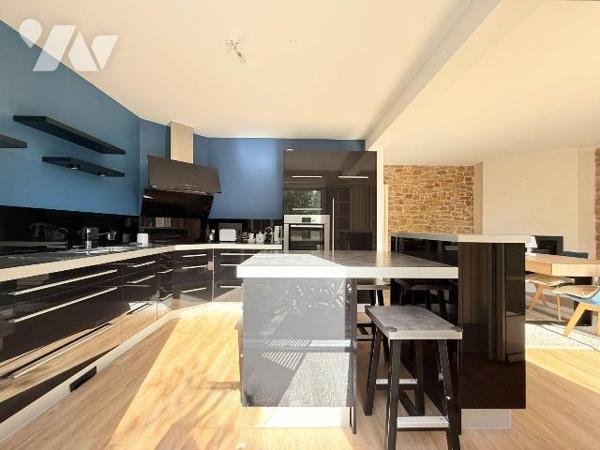 Située au fond d'une impasse au calme, maison familiale de 138m² habitable (160m² au sol) expos...