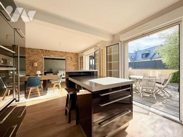 Située au fond d'une impasse au calme, maison familiale de 138m² habitable (160m² au sol) expos...