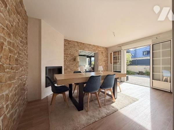 Située au fond d'une impasse au calme, maison familiale de 138m² habitable (160m² au sol) expos...
