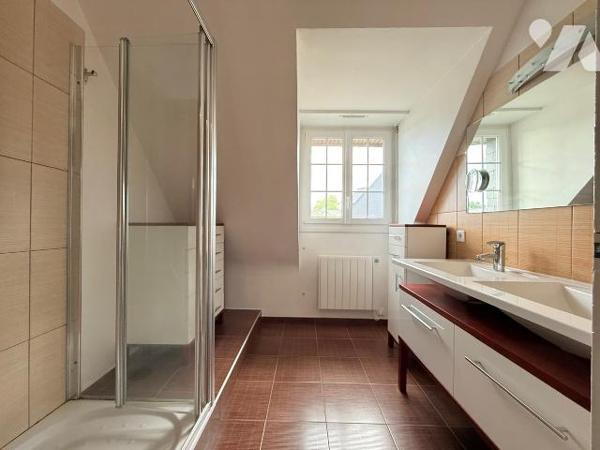 Située au fond d'une impasse au calme, maison familiale de 138m² habitable (160m² au sol) expos...