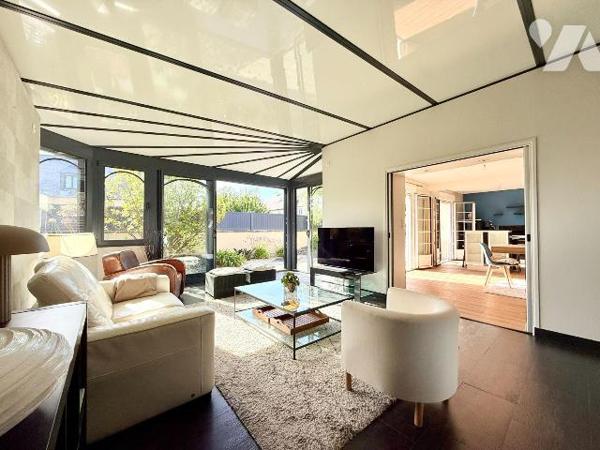 Située au fond d'une impasse au calme, maison familiale de 138m² habitable (160m² au sol) expos...