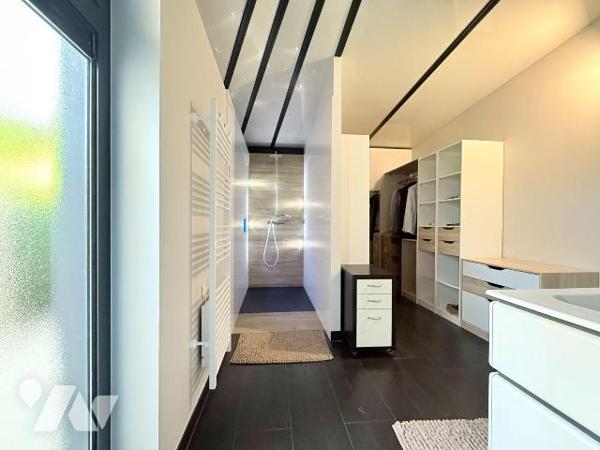 Située au fond d'une impasse au calme, maison familiale de 138m² habitable (160m² au sol) expos...