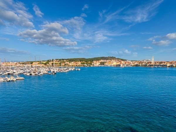 Appartement T2 dernier étage – Vue mer & port panoramique – Piscine, Tennis & Loggia