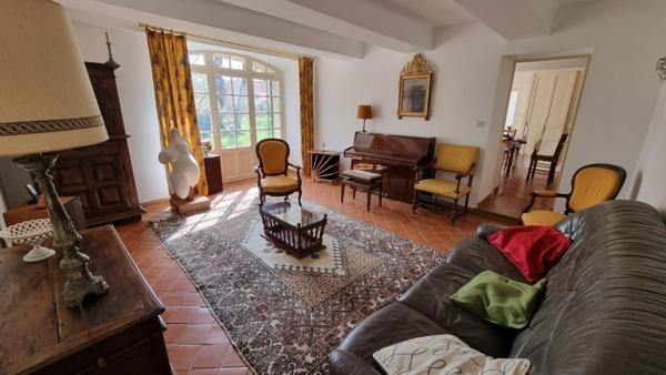 ORANGE SUD  MAS PROVENCAL AVEC DEPENDANCES AMENAGEABLES