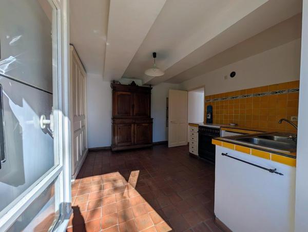 ORANGE SUD  MAS PROVENCAL AVEC DEPENDANCES AMENAGEABLES