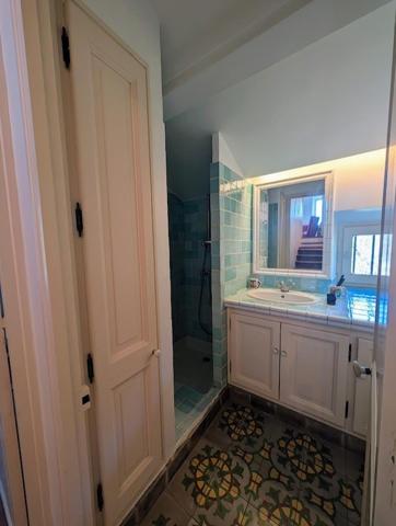 ORANGE SUD  MAS PROVENCAL AVEC DEPENDANCES AMENAGEABLES