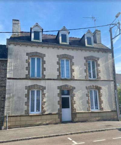 29520 Châteauneuf du Faou proche bourg maison familiale louée 700  / mois