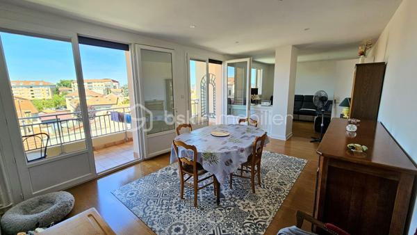En plein cœur de LE COTEAU (42120), découvrez ce magnifique appartement traversant d'environ 91 m² habitable, entièrement rénové avec goût, situé au 3ᵉ étage d'une résidence sécurisée.

Dès l'entrée, vous serez séduit par sa spacieuse pièce de vie baignée de lumière, offrant un accès direct à un grand balcon idéal pour profiter des beaux jours et d'une vue dégagée sur les toits de la ville.

La cuisine indépendante, contemporaine, entièrement aménagée et équipée, allie fonctionnalité et élégance. L'espace nuit propose deux belles chambres, une salle d'eau moderne avec douche à l'italienne, un WC indépendant ainsi que de nombreux rangements, offrant un confort de vie au quotidien.

L'appartement bénéficie de prestations recherchées : climatisation réversible, fenêtres en double vitrage PVC, volets roulants électriques, rénovation récente, électricité remise au goût du jour et une cave en sous-sol complètent ce bien.

Son emplacement est un véritable atout : commerces, écoles, transports, gare et toutes les commodités sont accessibles à pied.

Les + du bien :

✔ Appartement entièrement rénové, aucun travaux à prévoir
✔ Belle pièce de vie lumineuse
✔ Grand balcon agréable et bien exposé
✔ Cuisine moderne entièrement équipée
✔ Climatisation réversible
✔ Double vitrage PVC et volets roulants électriques
✔ Nombreux rangements
✔ Cave
✔ Résidence sécurisée
✔ Emplacement recherché en hypercentre

* Charge de copropriété : 307 euros par mois comprenant le chauffage, l'eau chaude/froide, l'assurance de la copropriété, le ménage des communs etc...
* Taxe foncière : 1 280 euros. 

Un appartement clé en main, idéal pour un couple, une famille ou des acquéreurs recherchant un bien spacieux, lumineux et immédiatement habitable. Une visite s'impose !