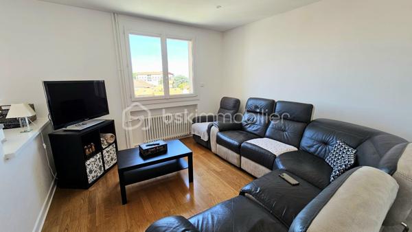 En plein cœur de LE COTEAU (42120), découvrez ce magnifique appartement traversant d'environ 91 m² habitable, entièrement rénové avec goût, situé au 3ᵉ étage d'une résidence sécurisée.

Dès l'entrée, vous serez séduit par sa spacieuse pièce de vie baignée de lumière, offrant un accès direct à un grand balcon idéal pour profiter des beaux jours et d'une vue dégagée sur les toits de la ville.

La cuisine indépendante, contemporaine, entièrement aménagée et équipée, allie fonctionnalité et élégance. L'espace nuit propose deux belles chambres, une salle d'eau moderne avec douche à l'italienne, un WC indépendant ainsi que de nombreux rangements, offrant un confort de vie au quotidien.

L'appartement bénéficie de prestations recherchées : climatisation réversible, fenêtres en double vitrage PVC, volets roulants électriques, rénovation récente, électricité remise au goût du jour et une cave en sous-sol complètent ce bien.

Son emplacement est un véritable atout : commerces, écoles, transports, gare et toutes les commodités sont accessibles à pied.

Les + du bien :

✔ Appartement entièrement rénové, aucun travaux à prévoir
✔ Belle pièce de vie lumineuse
✔ Grand balcon agréable et bien exposé
✔ Cuisine moderne entièrement équipée
✔ Climatisation réversible
✔ Double vitrage PVC et volets roulants électriques
✔ Nombreux rangements
✔ Cave
✔ Résidence sécurisée
✔ Emplacement recherché en hypercentre

* Charge de copropriété : 307 euros par mois comprenant le chauffage, l'eau chaude/froide, l'assurance de la copropriété, le ménage des communs etc...
* Taxe foncière : 1 280 euros. 

Un appartement clé en main, idéal pour un couple, une famille ou des acquéreurs recherchant un bien spacieux, lumineux et immédiatement habitable. Une visite s'impose !