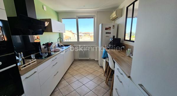 En plein cœur de LE COTEAU (42120), découvrez ce magnifique appartement traversant d'environ 91 m² habitable, entièrement rénové avec goût, situé au 3ᵉ étage d'une résidence sécurisée.

Dès l'entrée, vous serez séduit par sa spacieuse pièce de vie baignée de lumière, offrant un accès direct à un grand balcon idéal pour profiter des beaux jours et d'une vue dégagée sur les toits de la ville.

La cuisine indépendante, contemporaine, entièrement aménagée et équipée, allie fonctionnalité et élégance. L'espace nuit propose deux belles chambres, une salle d'eau moderne avec douche à l'italienne, un WC indépendant ainsi que de nombreux rangements, offrant un confort de vie au quotidien.

L'appartement bénéficie de prestations recherchées : climatisation réversible, fenêtres en double vitrage PVC, volets roulants électriques, rénovation récente, électricité remise au goût du jour et une cave en sous-sol complètent ce bien.

Son emplacement est un véritable atout : commerces, écoles, transports, gare et toutes les commodités sont accessibles à pied.

Les + du bien :

✔ Appartement entièrement rénové, aucun travaux à prévoir
✔ Belle pièce de vie lumineuse
✔ Grand balcon agréable et bien exposé
✔ Cuisine moderne entièrement équipée
✔ Climatisation réversible
✔ Double vitrage PVC et volets roulants électriques
✔ Nombreux rangements
✔ Cave
✔ Résidence sécurisée
✔ Emplacement recherché en hypercentre

* Charge de copropriété : 307 euros par mois comprenant le chauffage, l'eau chaude/froide, l'assurance de la copropriété, le ménage des communs etc...
* Taxe foncière : 1 280 euros. 

Un appartement clé en main, idéal pour un couple, une famille ou des acquéreurs recherchant un bien spacieux, lumineux et immédiatement habitable. Une visite s'impose !