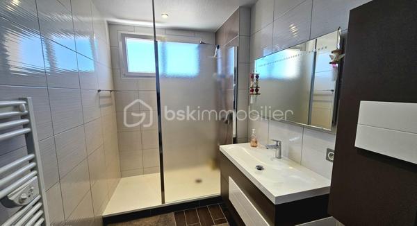 En plein cœur de LE COTEAU (42120), découvrez ce magnifique appartement traversant d'environ 91 m² habitable, entièrement rénové avec goût, situé au 3ᵉ étage d'une résidence sécurisée.

Dès l'entrée, vous serez séduit par sa spacieuse pièce de vie baignée de lumière, offrant un accès direct à un grand balcon idéal pour profiter des beaux jours et d'une vue dégagée sur les toits de la ville.

La cuisine indépendante, contemporaine, entièrement aménagée et équipée, allie fonctionnalité et élégance. L'espace nuit propose deux belles chambres, une salle d'eau moderne avec douche à l'italienne, un WC indépendant ainsi que de nombreux rangements, offrant un confort de vie au quotidien.

L'appartement bénéficie de prestations recherchées : climatisation réversible, fenêtres en double vitrage PVC, volets roulants électriques, rénovation récente, électricité remise au goût du jour et une cave en sous-sol complètent ce bien.

Son emplacement est un véritable atout : commerces, écoles, transports, gare et toutes les commodités sont accessibles à pied.

Les + du bien :

✔ Appartement entièrement rénové, aucun travaux à prévoir
✔ Belle pièce de vie lumineuse
✔ Grand balcon agréable et bien exposé
✔ Cuisine moderne entièrement équipée
✔ Climatisation réversible
✔ Double vitrage PVC et volets roulants électriques
✔ Nombreux rangements
✔ Cave
✔ Résidence sécurisée
✔ Emplacement recherché en hypercentre

* Charge de copropriété : 307 euros par mois comprenant le chauffage, l'eau chaude/froide, l'assurance de la copropriété, le ménage des communs etc...
* Taxe foncière : 1 280 euros. 

Un appartement clé en main, idéal pour un couple, une famille ou des acquéreurs recherchant un bien spacieux, lumineux et immédiatement habitable. Une visite s'impose !