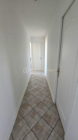 En plein cœur de LE COTEAU (42120), découvrez ce magnifique appartement traversant d'environ 91 m² habitable, entièrement rénové avec goût, situé au 3ᵉ étage d'une résidence sécurisée.

Dès l'entrée, vous serez séduit par sa spacieuse pièce de vie baignée de lumière, offrant un accès direct à un grand balcon idéal pour profiter des beaux jours et d'une vue dégagée sur les toits de la ville.

La cuisine indépendante, contemporaine, entièrement aménagée et équipée, allie fonctionnalité et élégance. L'espace nuit propose deux belles chambres, une salle d'eau moderne avec douche à l'italienne, un WC indépendant ainsi que de nombreux rangements, offrant un confort de vie au quotidien.

L'appartement bénéficie de prestations recherchées : climatisation réversible, fenêtres en double vitrage PVC, volets roulants électriques, rénovation récente, électricité remise au goût du jour et une cave en sous-sol complètent ce bien.

Son emplacement est un véritable atout : commerces, écoles, transports, gare et toutes les commodités sont accessibles à pied.

Les + du bien :

✔ Appartement entièrement rénové, aucun travaux à prévoir
✔ Belle pièce de vie lumineuse
✔ Grand balcon agréable et bien exposé
✔ Cuisine moderne entièrement équipée
✔ Climatisation réversible
✔ Double vitrage PVC et volets roulants électriques
✔ Nombreux rangements
✔ Cave
✔ Résidence sécurisée
✔ Emplacement recherché en hypercentre

* Charge de copropriété : 307 euros par mois comprenant le chauffage, l'eau chaude/froide, l'assurance de la copropriété, le ménage des communs etc...
* Taxe foncière : 1 280 euros. 

Un appartement clé en main, idéal pour un couple, une famille ou des acquéreurs recherchant un bien spacieux, lumineux et immédiatement habitable. Une visite s'impose !