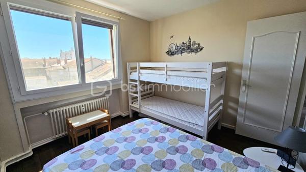 En plein cœur de LE COTEAU (42120), découvrez ce magnifique appartement traversant d'environ 91 m² habitable, entièrement rénové avec goût, situé au 3ᵉ étage d'une résidence sécurisée.

Dès l'entrée, vous serez séduit par sa spacieuse pièce de vie baignée de lumière, offrant un accès direct à un grand balcon idéal pour profiter des beaux jours et d'une vue dégagée sur les toits de la ville.

La cuisine indépendante, contemporaine, entièrement aménagée et équipée, allie fonctionnalité et élégance. L'espace nuit propose deux belles chambres, une salle d'eau moderne avec douche à l'italienne, un WC indépendant ainsi que de nombreux rangements, offrant un confort de vie au quotidien.

L'appartement bénéficie de prestations recherchées : climatisation réversible, fenêtres en double vitrage PVC, volets roulants électriques, rénovation récente, électricité remise au goût du jour et une cave en sous-sol complètent ce bien.

Son emplacement est un véritable atout : commerces, écoles, transports, gare et toutes les commodités sont accessibles à pied.

Les + du bien :

✔ Appartement entièrement rénové, aucun travaux à prévoir
✔ Belle pièce de vie lumineuse
✔ Grand balcon agréable et bien exposé
✔ Cuisine moderne entièrement équipée
✔ Climatisation réversible
✔ Double vitrage PVC et volets roulants électriques
✔ Nombreux rangements
✔ Cave
✔ Résidence sécurisée
✔ Emplacement recherché en hypercentre

* Charge de copropriété : 307 euros par mois comprenant le chauffage, l'eau chaude/froide, l'assurance de la copropriété, le ménage des communs etc...
* Taxe foncière : 1 280 euros. 

Un appartement clé en main, idéal pour un couple, une famille ou des acquéreurs recherchant un bien spacieux, lumineux et immédiatement habitable. Une visite s'impose !