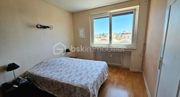 En plein cœur de LE COTEAU (42120), découvrez ce magnifique appartement traversant d'environ 91 m² habitable, entièrement rénové avec goût, situé au 3ᵉ étage d'une résidence sécurisée.

Dès l'entrée, vous serez séduit par sa spacieuse pièce de vie baignée de lumière, offrant un accès direct à un grand balcon idéal pour profiter des beaux jours et d'une vue dégagée sur les toits de la ville.

La cuisine indépendante, contemporaine, entièrement aménagée et équipée, allie fonctionnalité et élégance. L'espace nuit propose deux belles chambres, une salle d'eau moderne avec douche à l'italienne, un WC indépendant ainsi que de nombreux rangements, offrant un confort de vie au quotidien.

L'appartement bénéficie de prestations recherchées : climatisation réversible, fenêtres en double vitrage PVC, volets roulants électriques, rénovation récente, électricité remise au goût du jour et une cave en sous-sol complètent ce bien.

Son emplacement est un véritable atout : commerces, écoles, transports, gare et toutes les commodités sont accessibles à pied.

Les + du bien :

✔ Appartement entièrement rénové, aucun travaux à prévoir
✔ Belle pièce de vie lumineuse
✔ Grand balcon agréable et bien exposé
✔ Cuisine moderne entièrement équipée
✔ Climatisation réversible
✔ Double vitrage PVC et volets roulants électriques
✔ Nombreux rangements
✔ Cave
✔ Résidence sécurisée
✔ Emplacement recherché en hypercentre

* Charge de copropriété : 307 euros par mois comprenant le chauffage, l'eau chaude/froide, l'assurance de la copropriété, le ménage des communs etc...
* Taxe foncière : 1 280 euros. 

Un appartement clé en main, idéal pour un couple, une famille ou des acquéreurs recherchant un bien spacieux, lumineux et immédiatement habitable. Une visite s'impose !