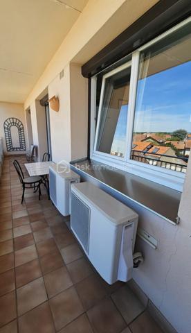 En plein cœur de LE COTEAU (42120), découvrez ce magnifique appartement traversant d'environ 91 m² habitable, entièrement rénové avec goût, situé au 3ᵉ étage d'une résidence sécurisée.

Dès l'entrée, vous serez séduit par sa spacieuse pièce de vie baignée de lumière, offrant un accès direct à un grand balcon idéal pour profiter des beaux jours et d'une vue dégagée sur les toits de la ville.

La cuisine indépendante, contemporaine, entièrement aménagée et équipée, allie fonctionnalité et élégance. L'espace nuit propose deux belles chambres, une salle d'eau moderne avec douche à l'italienne, un WC indépendant ainsi que de nombreux rangements, offrant un confort de vie au quotidien.

L'appartement bénéficie de prestations recherchées : climatisation réversible, fenêtres en double vitrage PVC, volets roulants électriques, rénovation récente, électricité remise au goût du jour et une cave en sous-sol complètent ce bien.

Son emplacement est un véritable atout : commerces, écoles, transports, gare et toutes les commodités sont accessibles à pied.

Les + du bien :

✔ Appartement entièrement rénové, aucun travaux à prévoir
✔ Belle pièce de vie lumineuse
✔ Grand balcon agréable et bien exposé
✔ Cuisine moderne entièrement équipée
✔ Climatisation réversible
✔ Double vitrage PVC et volets roulants électriques
✔ Nombreux rangements
✔ Cave
✔ Résidence sécurisée
✔ Emplacement recherché en hypercentre

* Charge de copropriété : 307 euros par mois comprenant le chauffage, l'eau chaude/froide, l'assurance de la copropriété, le ménage des communs etc...
* Taxe foncière : 1 280 euros. 

Un appartement clé en main, idéal pour un couple, une famille ou des acquéreurs recherchant un bien spacieux, lumineux et immédiatement habitable. Une visite s'impose !