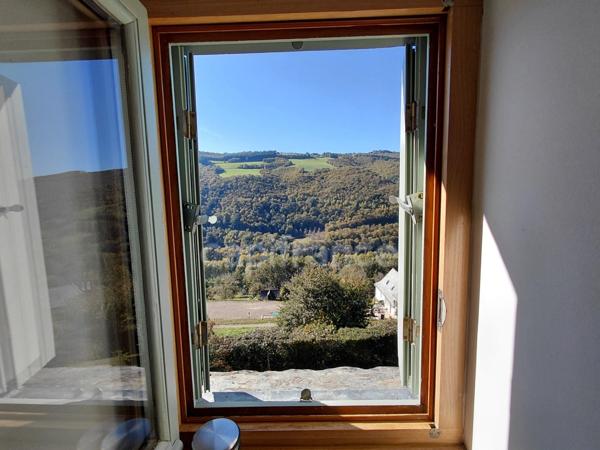 Maison de caractère avec vue imprenable sur la vallée du Lot – Vieillevie (15)