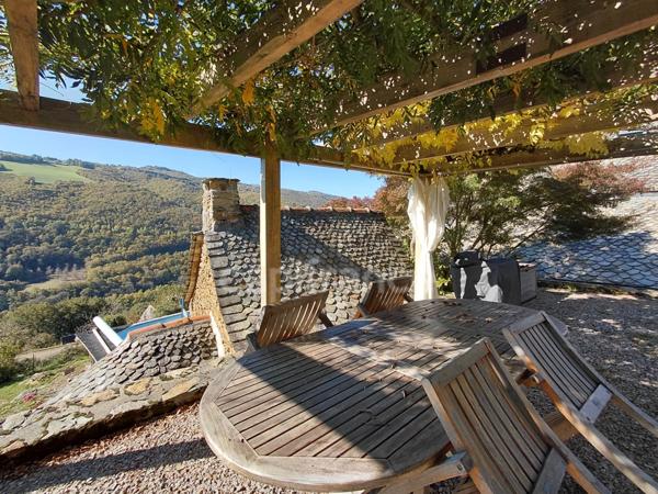 Maison de caractère avec vue imprenable sur la vallée du Lot – Vieillevie (15)