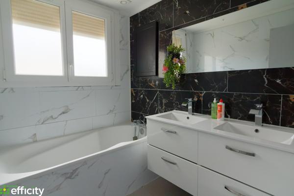 Maison
         6 pièces
        - 134 m² Exclusivité 290 000 € *