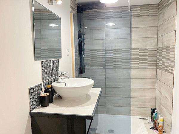 Maison en pierre avec 2 logements 220 m2 entièrement rénovée 6 chambres, centre village