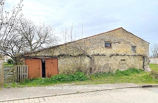 Maison en pierre avec 2 logements 220 m2 entièrement rénovée 6 chambres, centre village