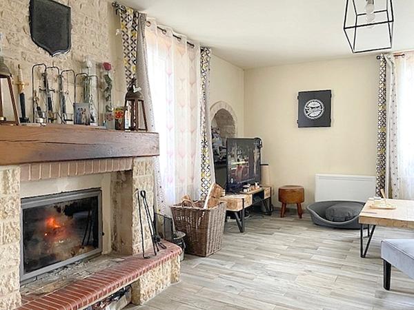 Maison en pierre avec 2 logements 220 m2 entièrement rénovée 6 chambres, centre village