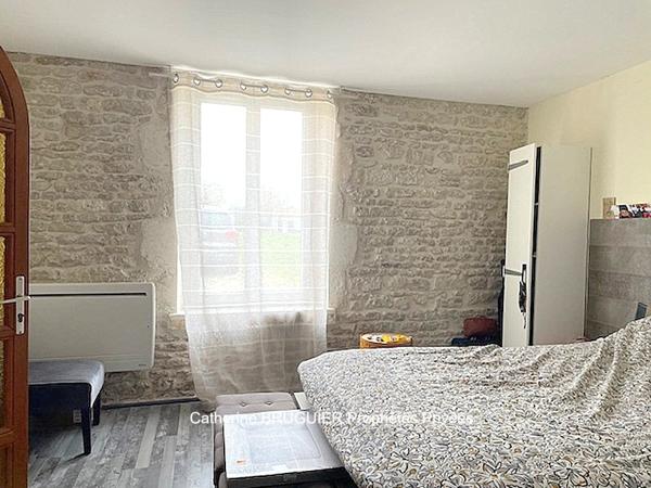 Maison en pierre avec 2 logements 220 m2 entièrement rénovée 6 chambres, centre village