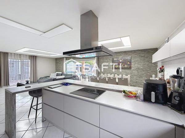 Maison 5 pièces avec piscine, double garage et dépendance