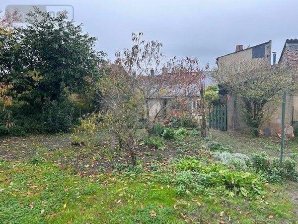 Maison à vendre à Clefs dans le Maine-et-Loire (49150), ref : LB/2561   
centre