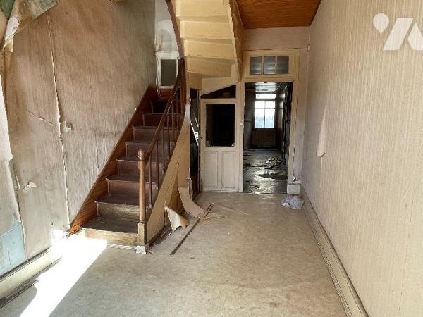 Maison de village avec courette - 3 niveaux à rénover