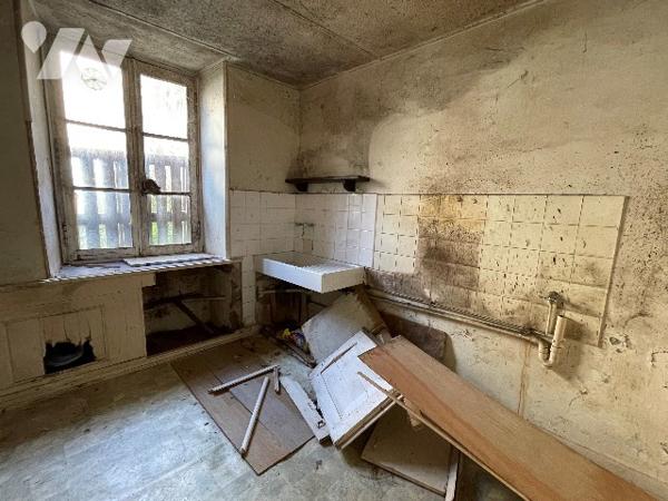 Maison de village avec courette - 3 niveaux à rénover