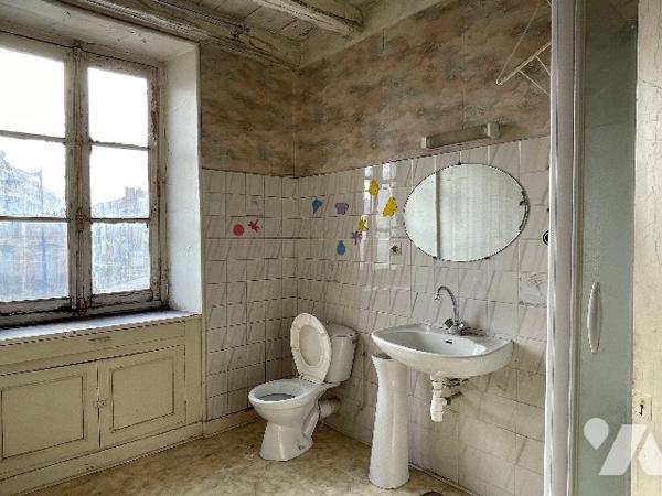 Maison de village avec courette - 3 niveaux à rénover