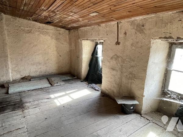 Maison de village avec courette - 3 niveaux à rénover