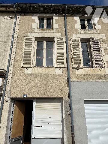 Maison de village avec courette - 3 niveaux à rénover