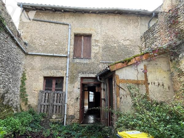 Maison de village avec courette - 3 niveaux à rénover