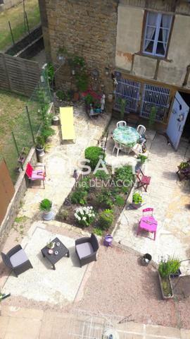 Bâtisse à rénover avec garages