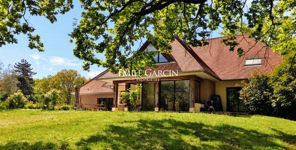 À vendre, proche de Montfort-l'Amaury, maison d'architecte et son parc boisé de 2,5 hectares