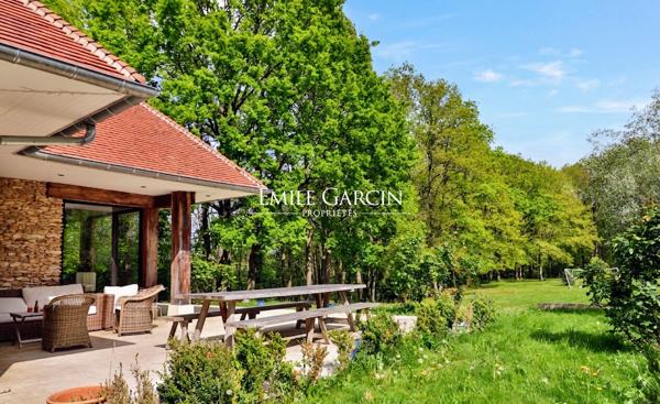À vendre, proche de Montfort-l'Amaury, maison d'architecte et son parc boisé de 2,5 hectares