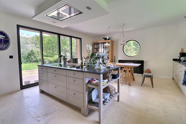 À vendre, proche de Montfort-l'Amaury, maison d'architecte et son parc boisé de 2,5 hectares