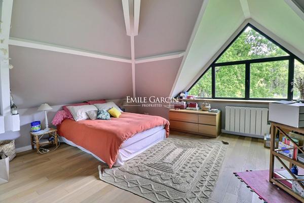 À vendre, proche de Montfort-l'Amaury, maison d'architecte et son parc boisé de 2,5 hectares