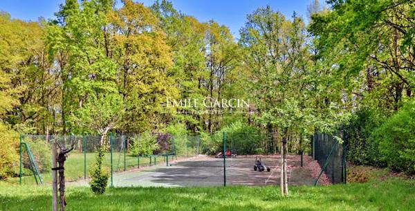 À vendre, proche de Montfort-l'Amaury, maison d'architecte et son parc boisé de 2,5 hectares