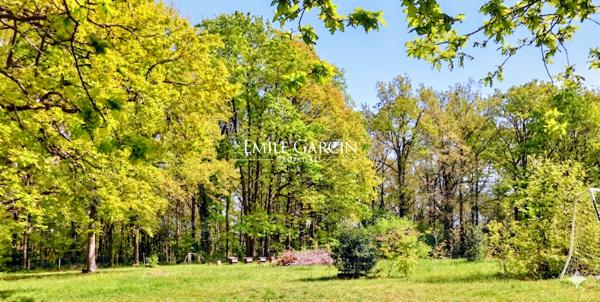 À vendre, proche de Montfort-l'Amaury, maison d'architecte et son parc boisé de 2,5 hectares