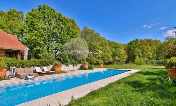À vendre, proche de Montfort-l'Amaury, maison d'architecte et son parc boisé de 2,5 hectares