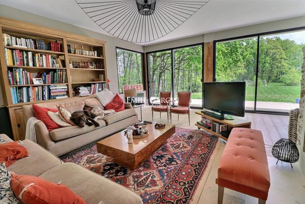 À vendre, proche de Montfort-l'Amaury, maison d'architecte et son parc boisé de 2,5 hectares