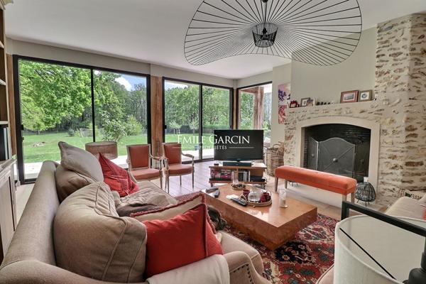 À vendre, proche de Montfort-l'Amaury, maison d'architecte et son parc boisé de 2,5 hectares