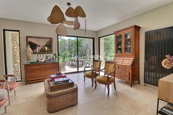 À vendre, proche de Montfort-l'Amaury, maison d'architecte et son parc boisé de 2,5 hectares
