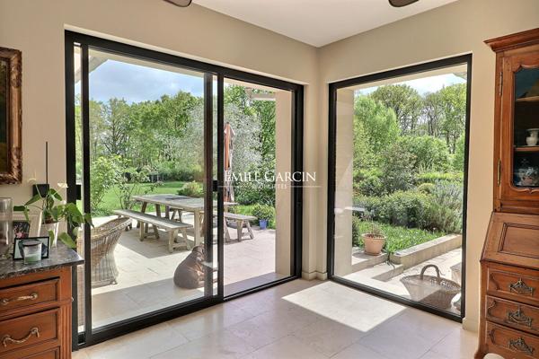 À vendre, proche de Montfort-l'Amaury, maison d'architecte et son parc boisé de 2,5 hectares