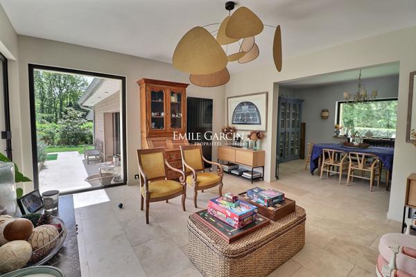 À vendre, proche de Montfort-l'Amaury, maison d'architecte et son parc boisé de 2,5 hectares