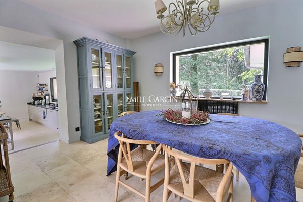 À vendre, proche de Montfort-l'Amaury, maison d'architecte et son parc boisé de 2,5 hectares