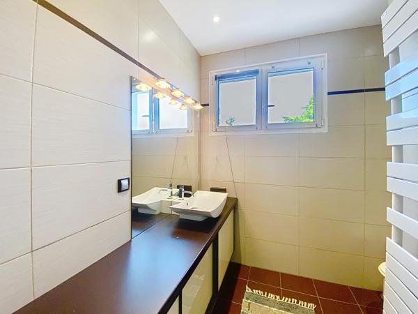 Maison T7 avec double garage et atelier/ 1660m2