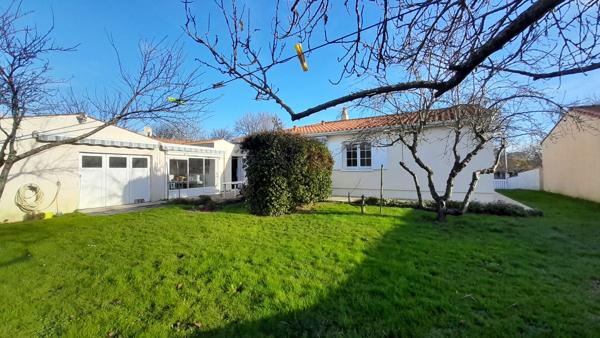 ROCHEFORT - Maison de plain-pied de 102 m² - 3 chambres - Garage et beau jardin clos